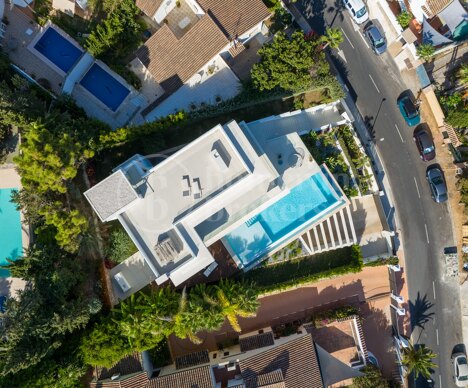 Pavo Real - Modern Villa Steps from the Beach in Marbella East