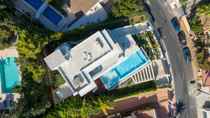 Pavo Real - Modern Villa Steps from the Beach in Marbella East