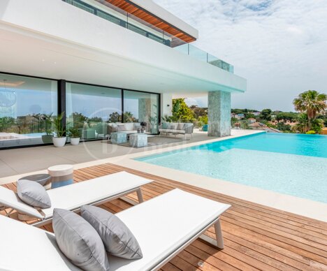 Pavo Real - Modern Villa Steps from the Beach in Marbella East