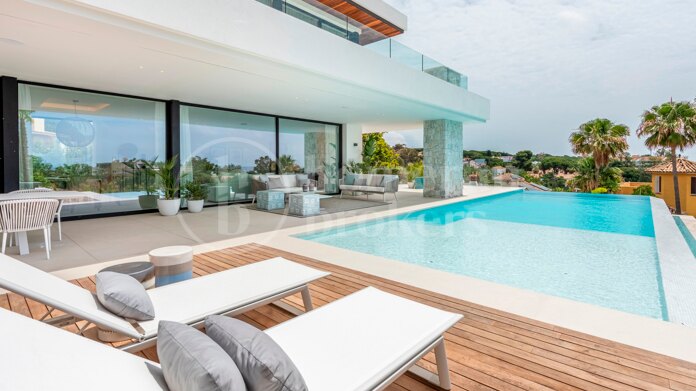 Pavo Real - Modern Villa Steps from the Beach in Marbella East