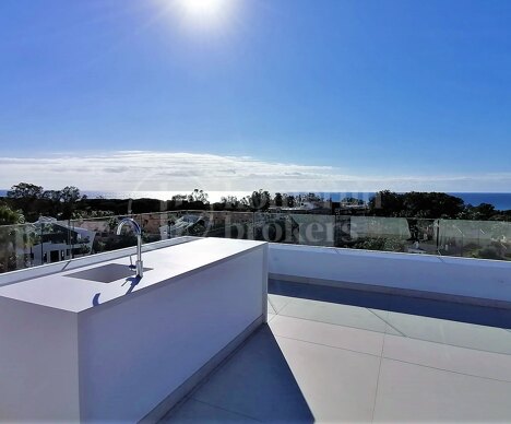 Pavo Real - Modern Villa Steps from the Beach in Marbella East