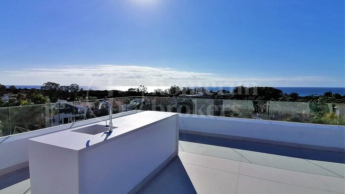 Pavo Real - Modern Villa Steps from the Beach in Marbella East