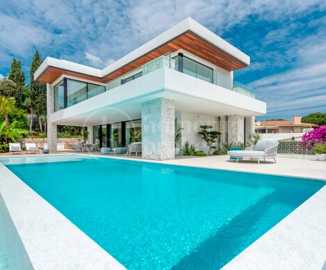 Pavo Real - Modern Villa Steps from the Beach in Marbella East