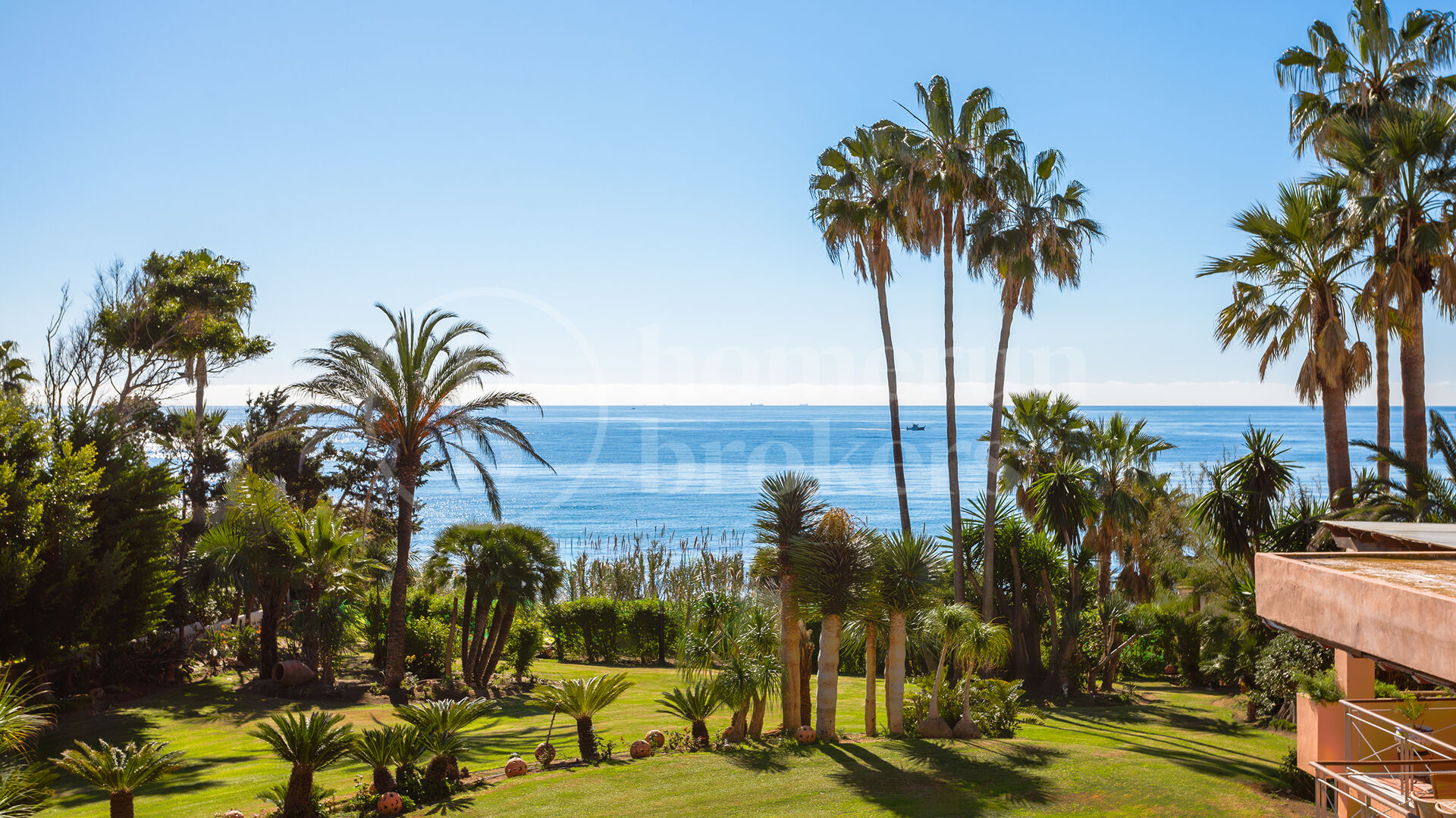 Villa Albustan - Beachfront Villa in the New Golden Mile