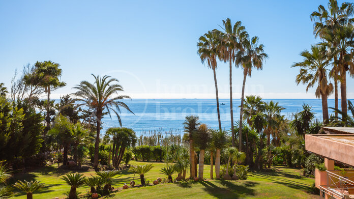 Villa Albustan - Beachfront Villa in the New Golden Mile