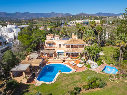 Villa Albustan - Beachfront Villa in the New Golden Mile