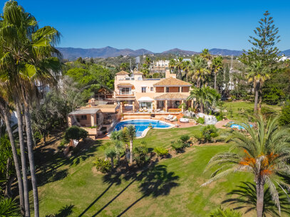 Villa Albustan - Beachfront Villa in the New Golden Mile