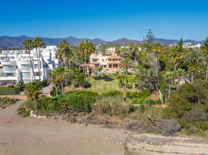 Villa Albustan - Beachfront Villa in the New Golden Mile