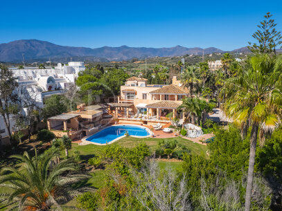 Villa Albustan - Beachfront Villa in the New Golden Mile