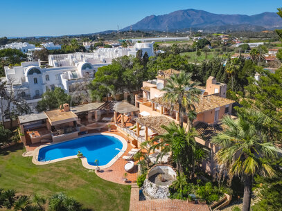 Villa Albustan - Beachfront Villa in the New Golden Mile