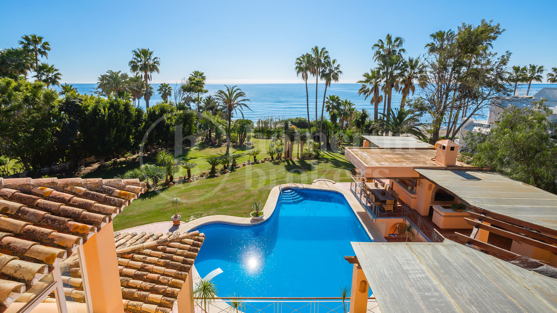 Villa Albustan - Beachfront Villa in the New Golden Mile