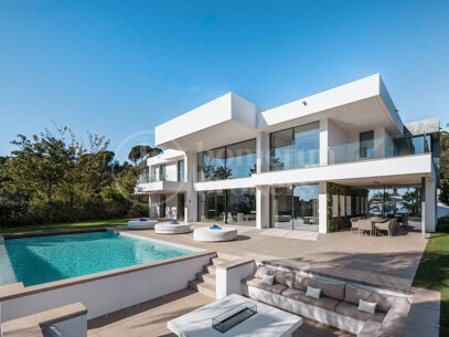 Villa Ciervo - Elegant Mästerverk med Havsutsikt i El Madroñal