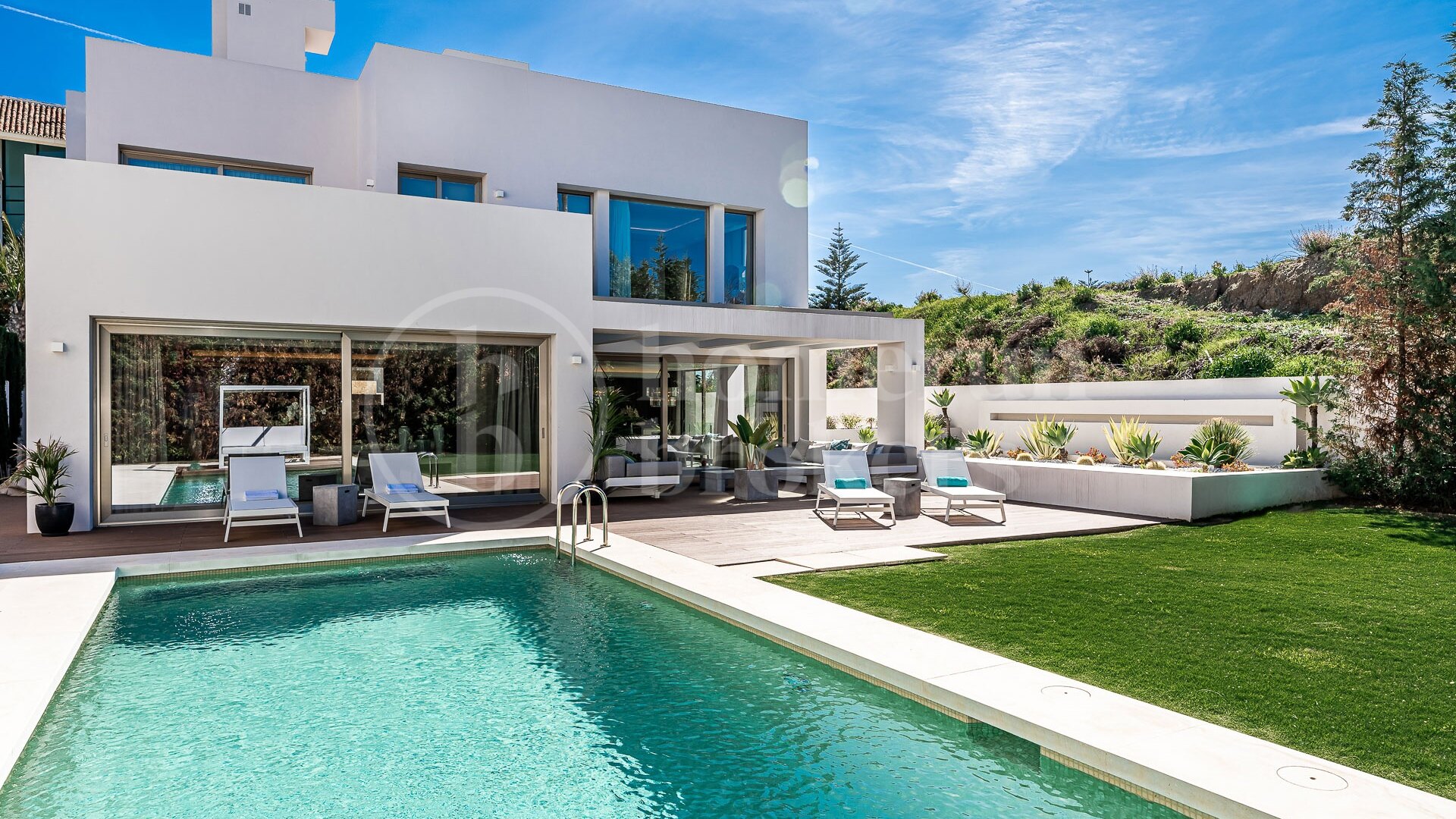 Villa Ravetta - Contemporary Coastal Luxury on Marbella’s Golden Mile