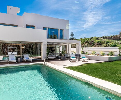 Villa Ravetta - Contemporary Coastal Luxury on Marbella’s Golden Mile