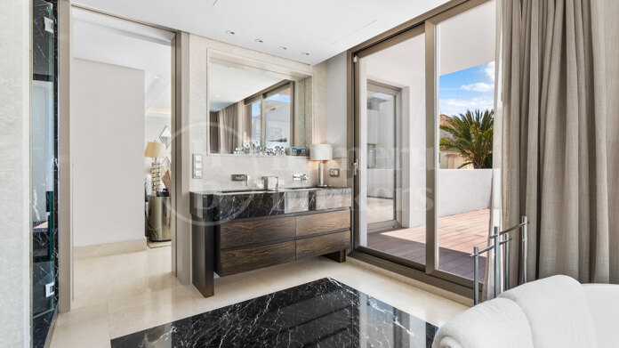 Villa Ravetta - Contemporary Coastal Luxury on Marbella’s Golden Mile