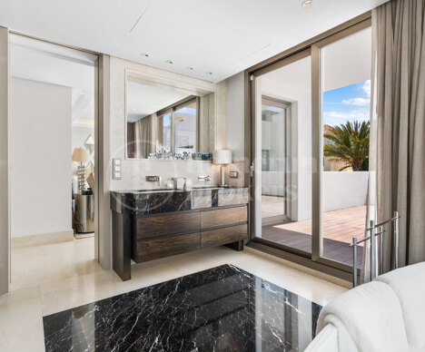 Villa Ravetta - Contemporary Coastal Luxury on Marbella’s Golden Mile