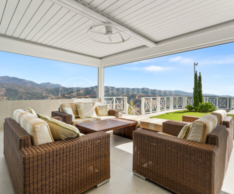 Luxurious Villa Veranda with Stunning Sea and Mountain Views in Altos de Los Monteros, Marbella