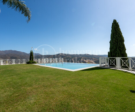 Luxurious Villa Veranda with Stunning Sea and Mountain Views in Altos de Los Monteros, Marbella