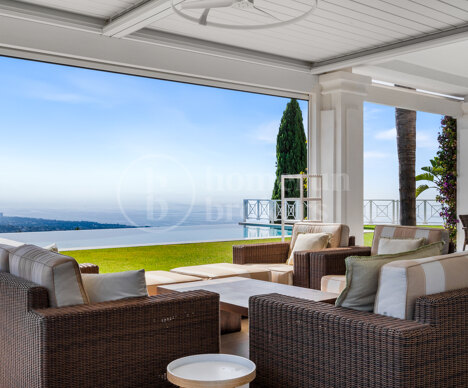 Luxurious Villa Veranda with Stunning Sea and Mountain Views in Altos de Los Monteros, Marbella