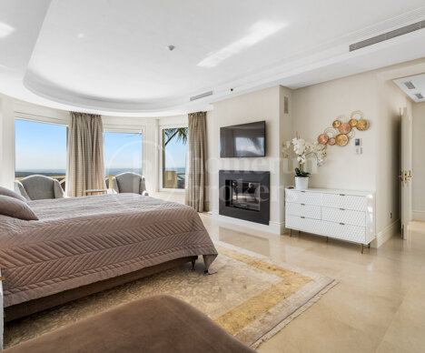 Luxurious Villa Veranda with Stunning Sea and Mountain Views in Altos de Los Monteros, Marbella