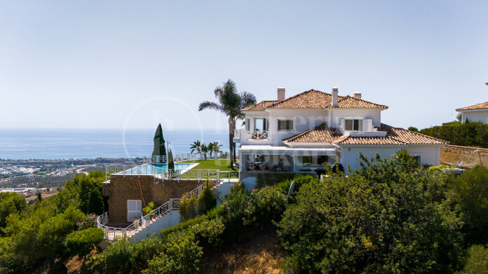 Luxurious Villa Veranda with Stunning Sea and Mountain Views in Altos de Los Monteros, Marbella