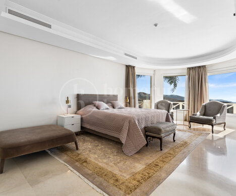 Luxurious Villa Veranda with Stunning Sea and Mountain Views in Altos de Los Monteros, Marbella