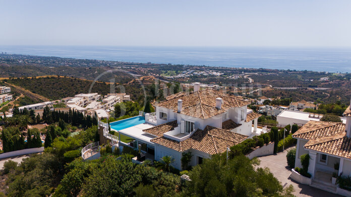 Luxurious Villa Veranda with Stunning Sea and Mountain Views in Altos de Los Monteros, Marbella