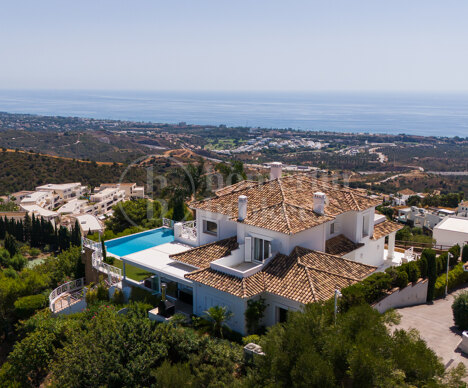 Luxurious Villa Veranda with Stunning Sea and Mountain Views in Altos de Los Monteros, Marbella