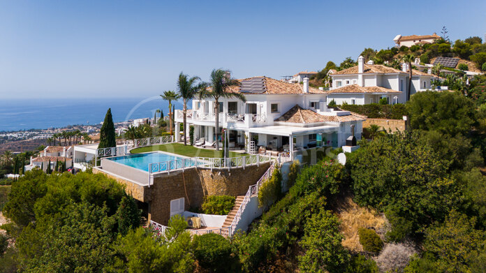 Luxurious Villa Veranda with Stunning Sea and Mountain Views in Altos de Los Monteros, Marbella