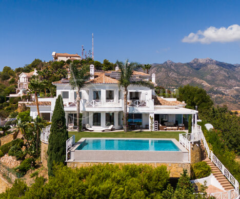 Luxurious Villa Veranda with Stunning Sea and Mountain Views in Altos de Los Monteros, Marbella