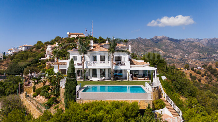 Luxurious Villa Veranda with Stunning Sea and Mountain Views in Altos de Los Monteros, Marbella