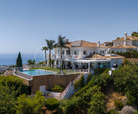 Luxurious Villa Veranda with Stunning Sea and Mountain Views in Altos de Los Monteros, Marbella