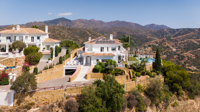 Luxurious Villa Veranda with Stunning Sea and Mountain Views in Altos de Los Monteros, Marbella