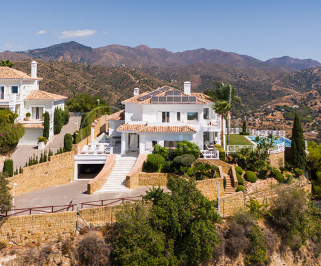 Luxurious Villa Veranda with Stunning Sea and Mountain Views in Altos de Los Monteros, Marbella