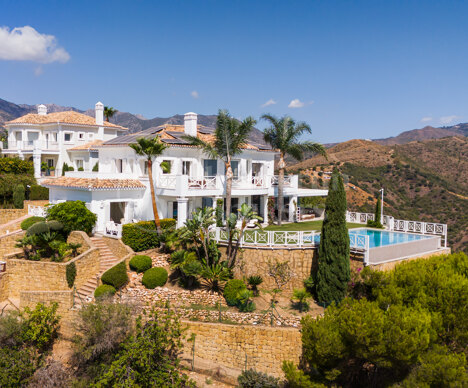 Luxurious Villa Veranda with Stunning Sea and Mountain Views in Altos de Los Monteros, Marbella