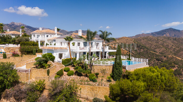 Luxurious Villa Veranda with Stunning Sea and Mountain Views in Altos de Los Monteros, Marbella