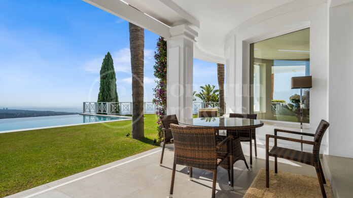 Luxurious Villa Veranda with Stunning Sea and Mountain Views in Altos de Los Monteros, Marbella