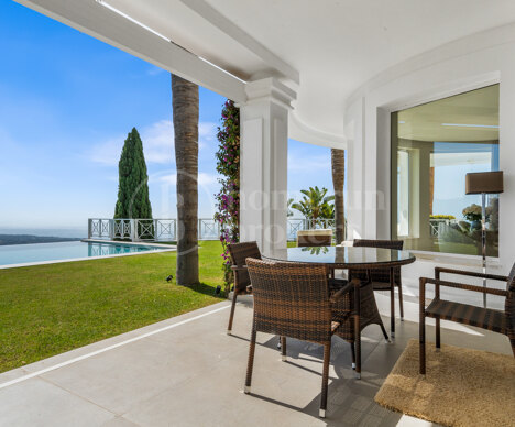 Luxurious Villa Veranda with Stunning Sea and Mountain Views in Altos de Los Monteros, Marbella