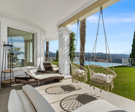 Luxurious Villa Veranda with Stunning Sea and Mountain Views in Altos de Los Monteros, Marbella