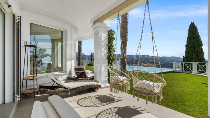 Luxurious Villa Veranda with Stunning Sea and Mountain Views in Altos de Los Monteros, Marbella