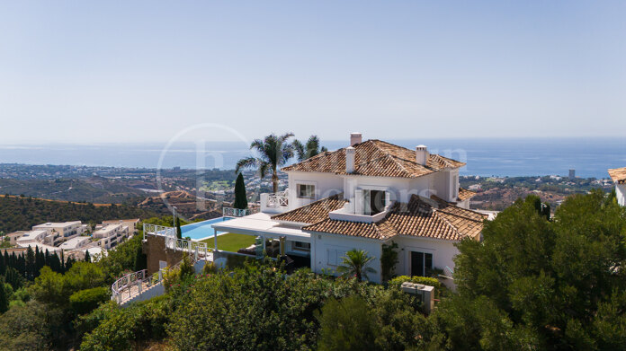 Luxurious Villa Veranda with Stunning Sea and Mountain Views in Altos de Los Monteros, Marbella