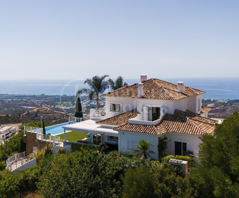 Luxurious Villa Veranda with Stunning Sea and Mountain Views in Altos de Los Monteros, Marbella