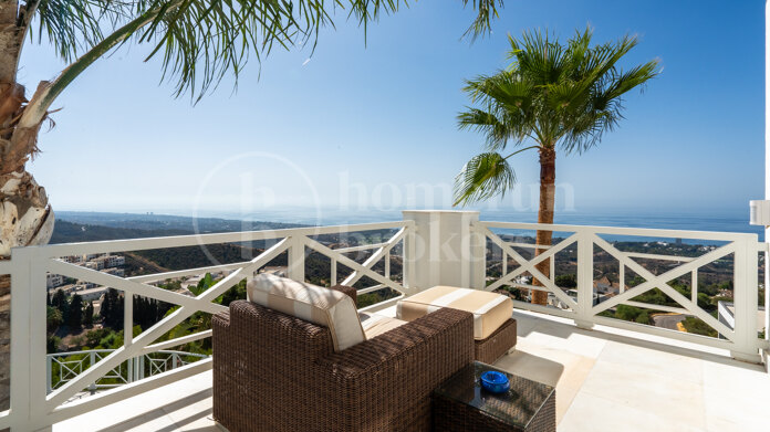 Luxurious Villa Veranda with Stunning Sea and Mountain Views in Altos de Los Monteros, Marbella