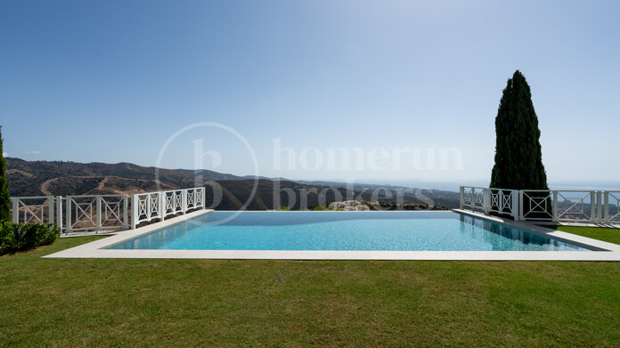 Luxurious Villa Veranda with Stunning Sea and Mountain Views in Altos de Los Monteros, Marbella