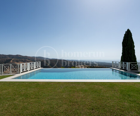 Luxurious Villa Veranda with Stunning Sea and Mountain Views in Altos de Los Monteros, Marbella