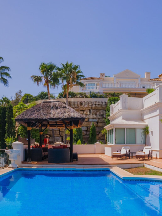 Casa El Herrojo - Classic Villa in Gated Community El Herrojo Alto.