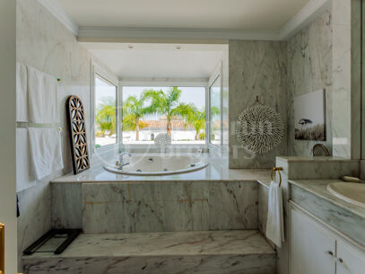 Casa El Herrojo - Classic Villa in Gated Community El Herrojo Alto.