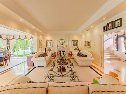 Casa El Herrojo - Classic Villa in Gated Community El Herrojo Alto.