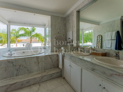 Casa El Herrojo - Classic Villa in Gated Community El Herrojo Alto.