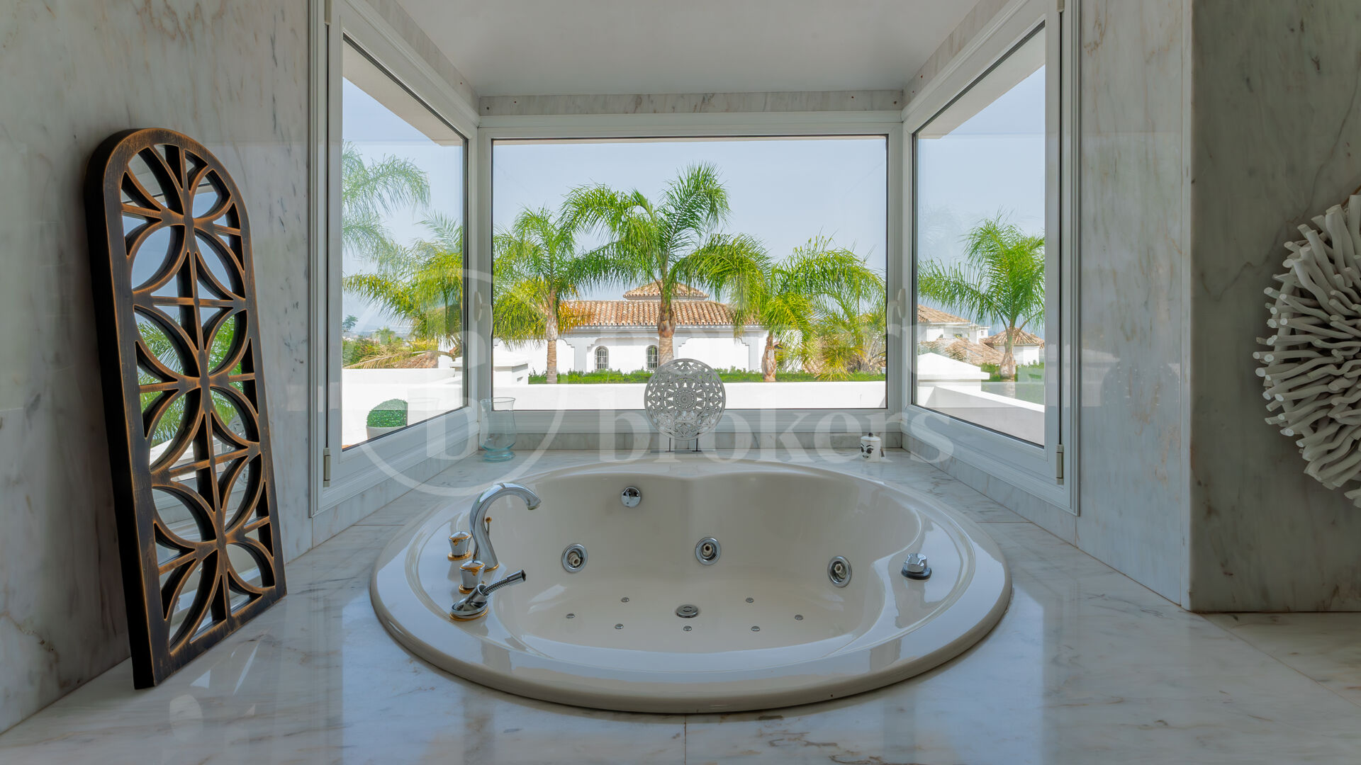 Casa El Herrojo - Classic Villa in Gated Community El Herrojo Alto.